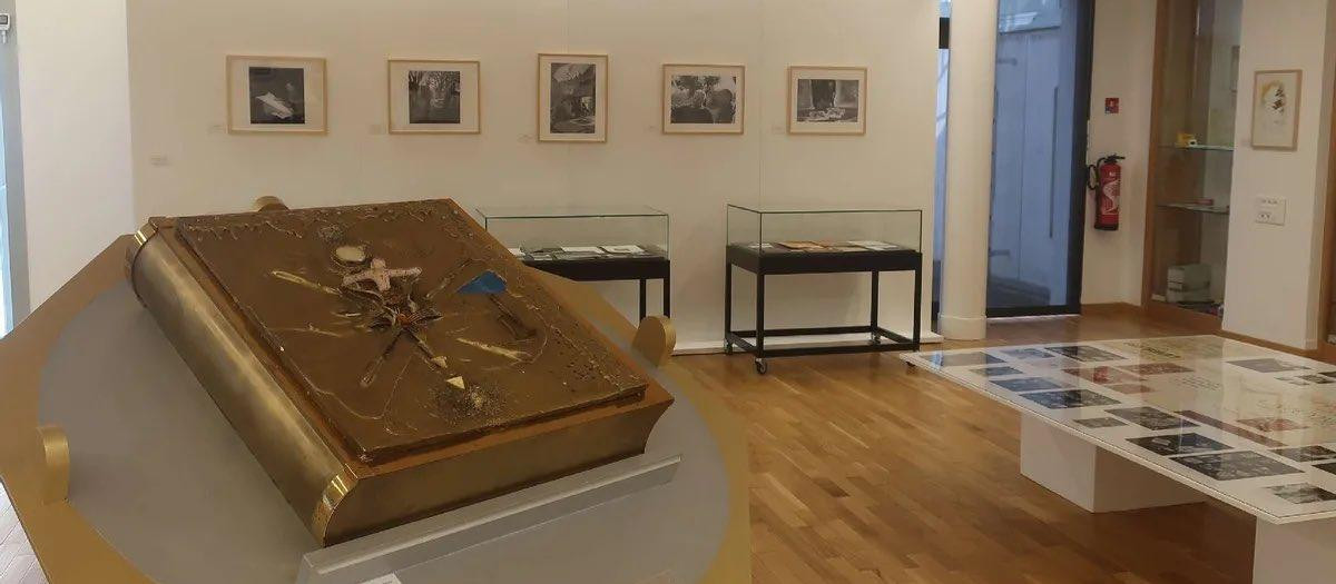 El Libro del Apocalipsis en su sala del museo antes del robo