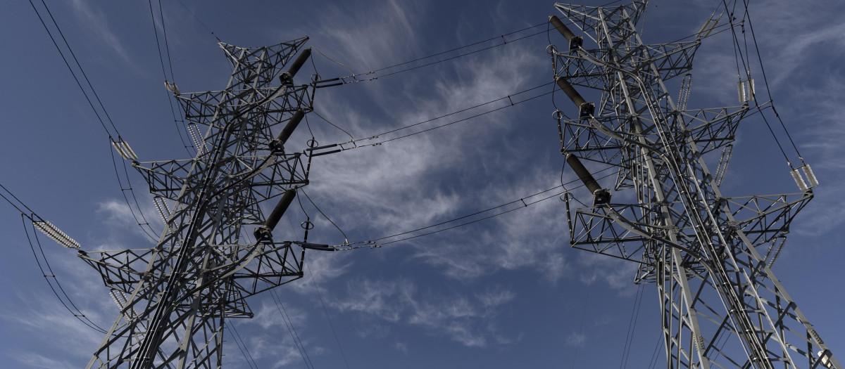 Dos torres eléctricas