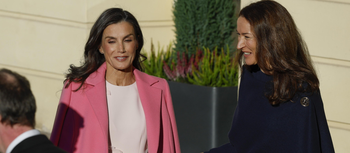 HELSINKI, 06/10/2026.- La reina de España, Letizia Ortiz, conversa con la primera dama de Finlandia, Suzanne Innes-Stubb (d), durante la ceremonia de bienvenida en el Palacio Presidencial, este martes en Helsinki, en el marco del viaje de Estado a Finlandia. EFE/ J.J. Guillén
