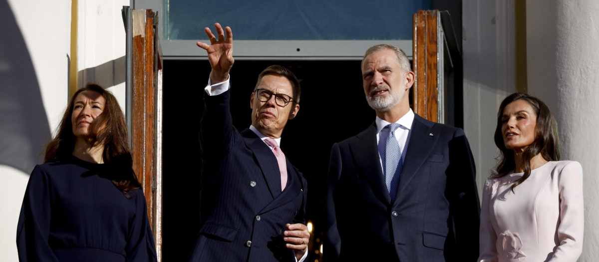 Los Reyes, el presidente de Finlandia y su esposa saludan desde el balcón del Palacio Presidencial de Helsinki