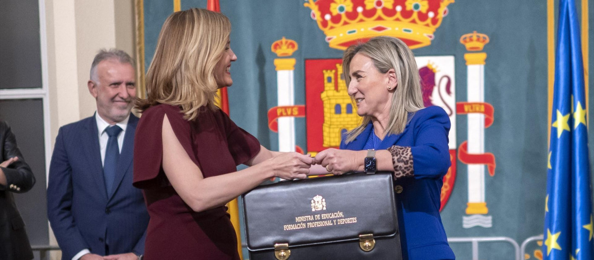 La ex ministra de Educación, Formación Profesional y Deportes, Pilar Alegría entregando la cartera a su sucesora en el cargo, Milagros Tolón en la sede del Ministerio