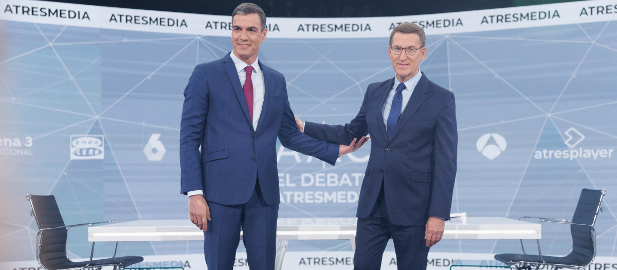 (Foto de ARCHIVO)
El presidente del Gobierno y candidato  del PSOE a la reelección, Pedro Sánchez (i), y el candidato del PP a la presidencia, Alberto Núñez Feijóo (d), antes del programa 'Cara a Cara. El Debate', en Atresmedia, a 10 de julio de 2023, en Madrid (España). Este es el primer debate de la campaña electoral y el único al que Feijóo ha accedido a participar de los propuestos por Pedro Sánchez, al haber rechazado los organizados por RTVE y el Grupo Prisa. El programa se estructura en torno a cuatro bloques temáticos, cuyo orden está marcado por la actualidad informativa y el criterio periodístico. Los candidatos no pueden hacer uso de dispositivos electrónicos, como teléfonos móviles, tablets, relojes inteligentes, etc.

Eduardo Parra / Europa Press
10/7/2023