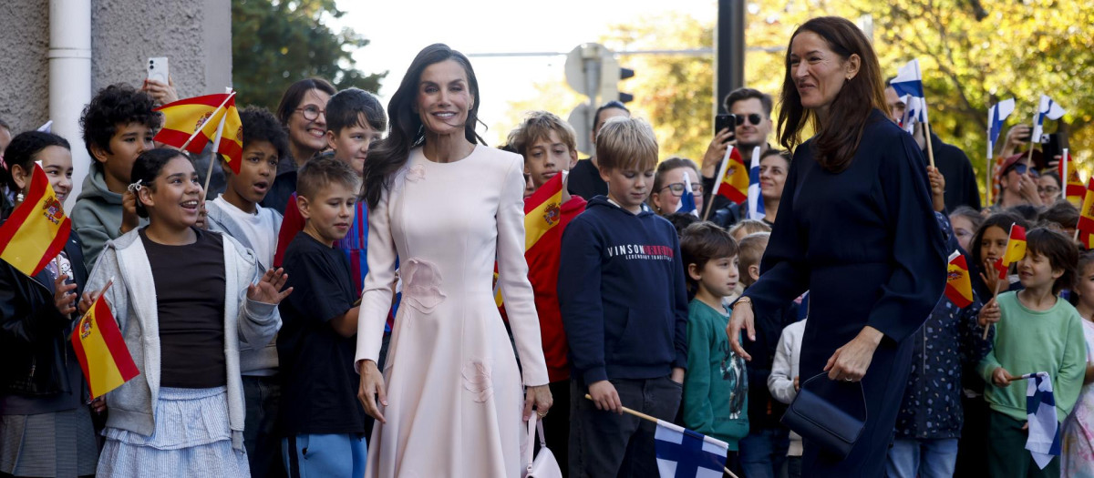La Reina y la primera dama finlandesa, durante la visita a una escuela de Helsinki