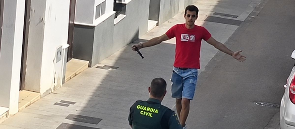 César Goday en 2024 enfrenándose a un Guardia Civil con un cuchillo