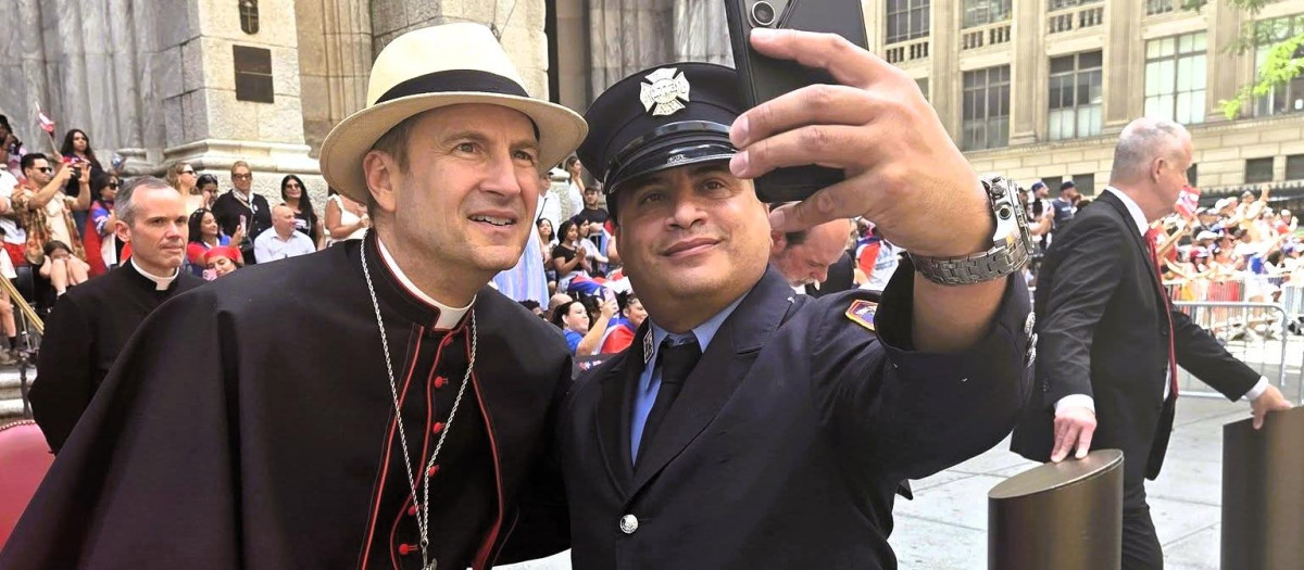 El arzobispo de Nueva York, con un policía, frente a la catedral de San Patricio