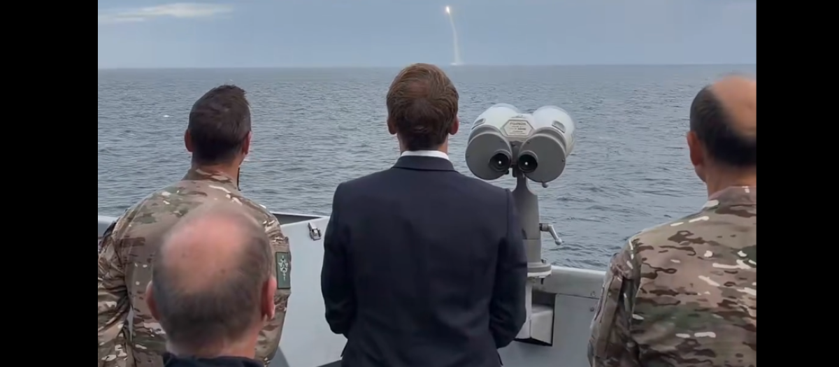 El presidente francés Emmanuel Macron presencia el lanzamiento de prueba de un misil intercontinental en el Atlantico