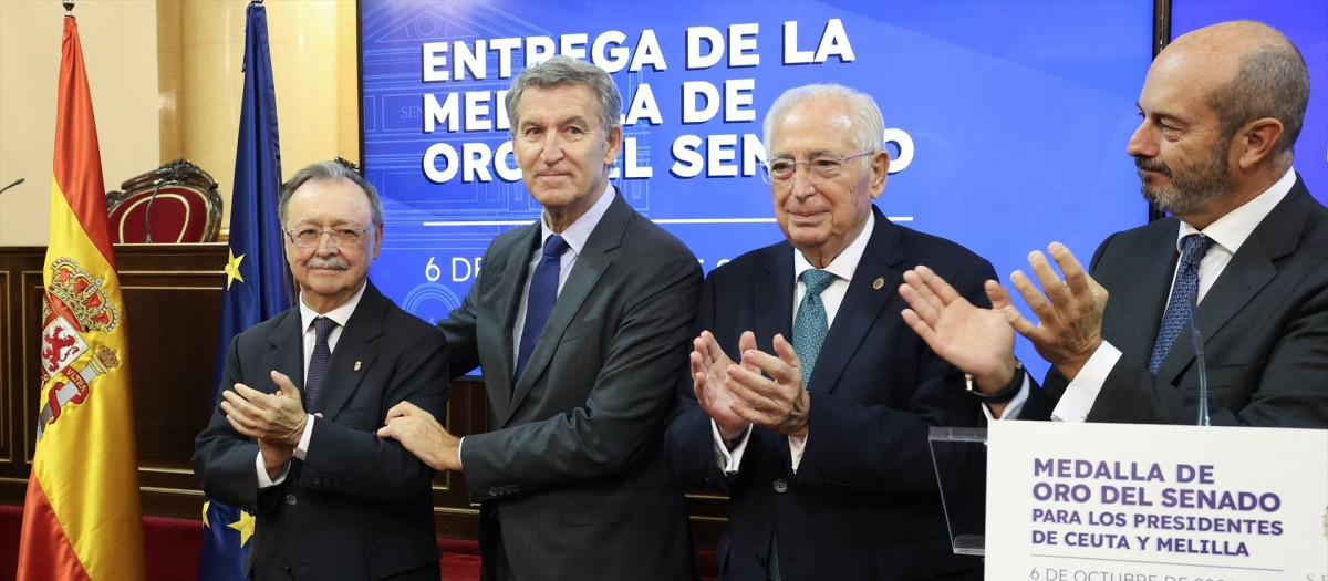 El presidente del Senado, Pedro Rollán, entrega la Medalla de Oro de la Cámara Alta a los presidentes de Ceuta y de Melilla