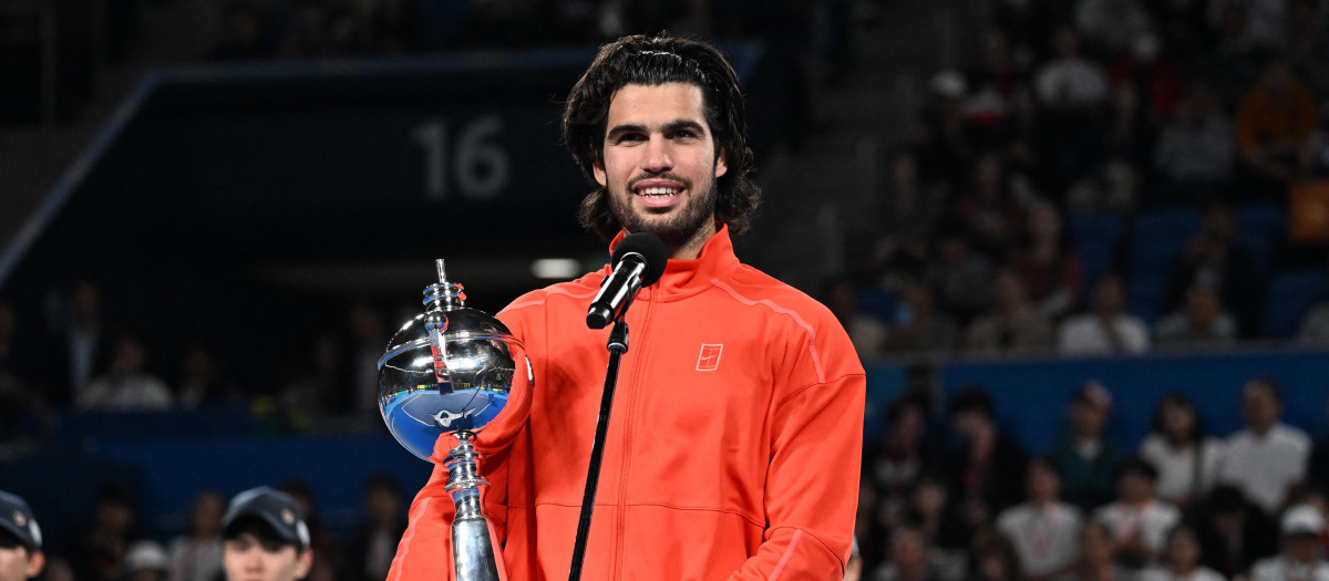 Carlos Alcaraz posa con el título del ATP 500 de Tokio