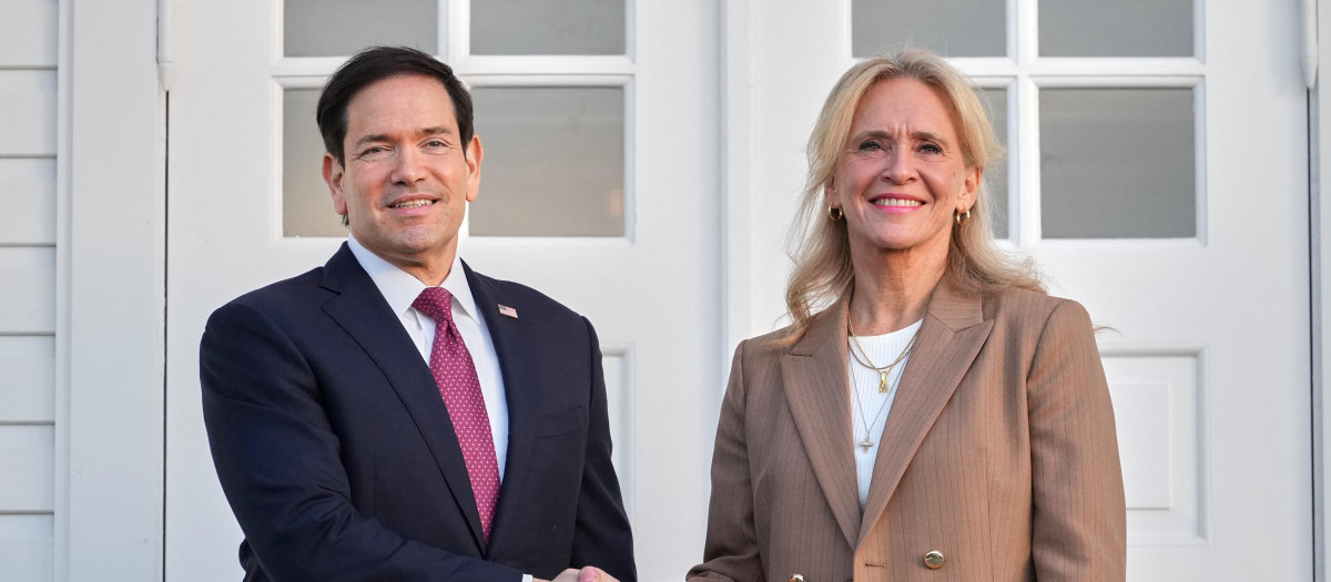 La ministra de Asuntos Exteriores de Islandia, Thorgerdur Katrin Gunnarsdottir, saluda al secretario de Estado estadounidense, Marco Rubio, a su llegada a la Casa Hofdi, en el marco de una gira europea, en Reikiavik,