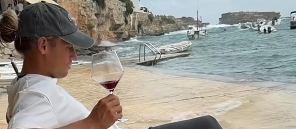 Marcos Llorente se toma una copa de vino frente al mar