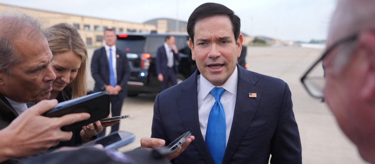 El secretario de Estado estadounidense, Marco Rubio, habla con la prensa antes de abordar un avión con destino a Islandia en la Base Conjunta Andrews, Maryland
