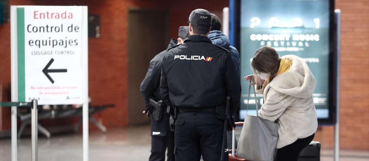 Agentes la Policía Nacional realizan controles de movilidad en la estación de AVE Puerta de Atocha