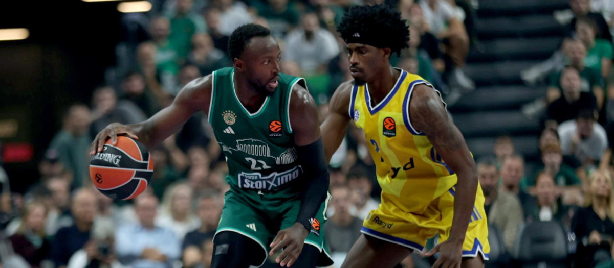 El jugador del Panathinaikos Jerian Grant (I) en acción contra el jugador de Maccabis Tel Aviv, Jimmy Clark III (D)