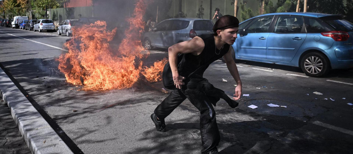 PARIS (France), 01/10/2026.- Clashes occur between riot police and demonstrators during a high school students' protest against education conditions in Saint-Denis, north of Paris, France, 01 October 2026. (Protestas, Francia) EFE/EPA/Firas Abdullah