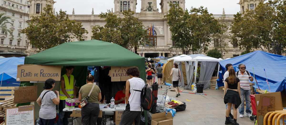 Imagen de la acampada por la vivienda en la plaza del Ayuntamiento de Valencia.
