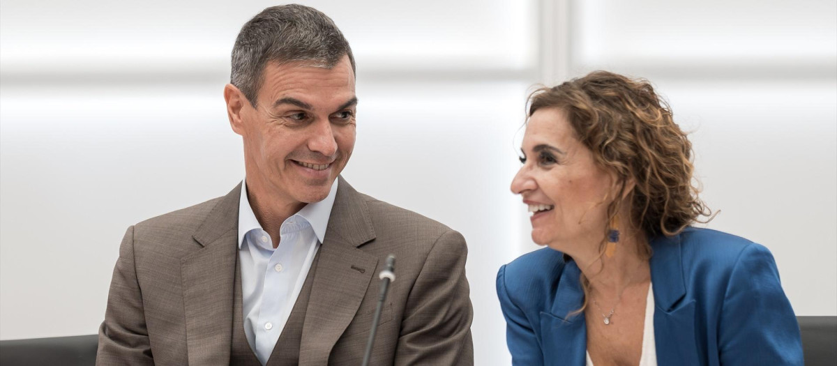 El presidente del Gobierno y secretario general del PSOE, Pedro Sánchez, y la secretaria general del PSOE-A y portavoz parlamentaria socialista, María Jesús Montero
Diego Radamés / Europa Press
05/10/2026