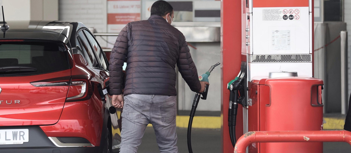 Imagen de archivo de un hombre repostando en una gasolinera