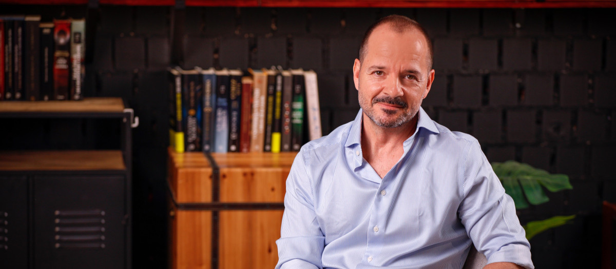 Ángel Martín en la promoción de su primera novela 'El día que lo fuimos todo'