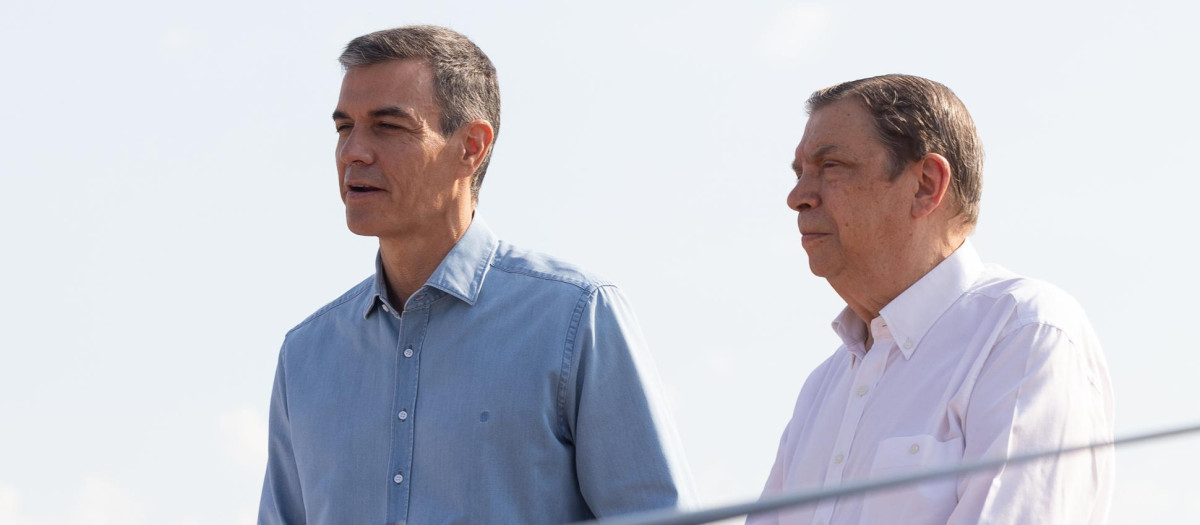 El presidente del Gobierno, Pedro Sánchez (2d), y el ministro de Agricultura, Pesca y Alimentación, Luis Planas (d)