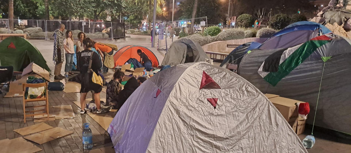 Acampados en ocho tiendas montadas en el centro de la Plaza de España de Palma para defender el derecho a una vivienda digna y reclamar medidas contra la especulación inmobiliaria. EFE/Tomás Andújar