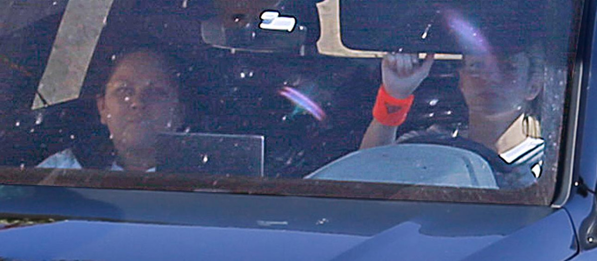 Lili en el coche con Shakira
