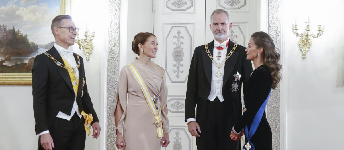 Los Reyes, el presidente de Finlandia y su esposa, en la cena de gala ofrecida en el Palacio Presidencial de Helsinki