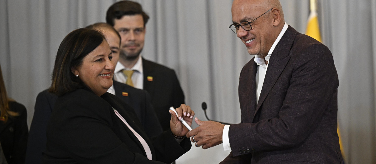 La opositora Dinorah Figuera y el dirigente chavista Jorge Rodríguez tras la primera sesión de negociaciones en Caracas