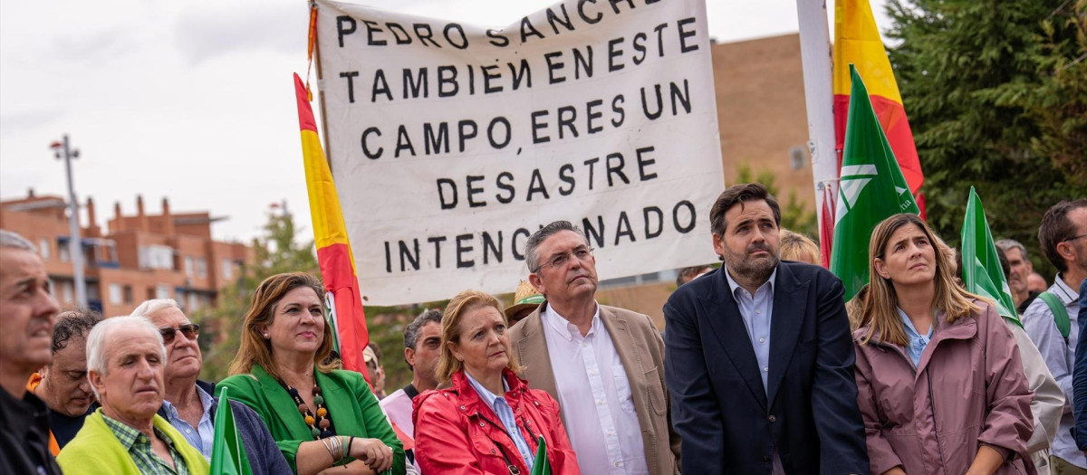 El presidente del PP, Paco Núñez, en la manifestación de Asaja en Toledo frente a la Consejería de Desarrollo Sostenible