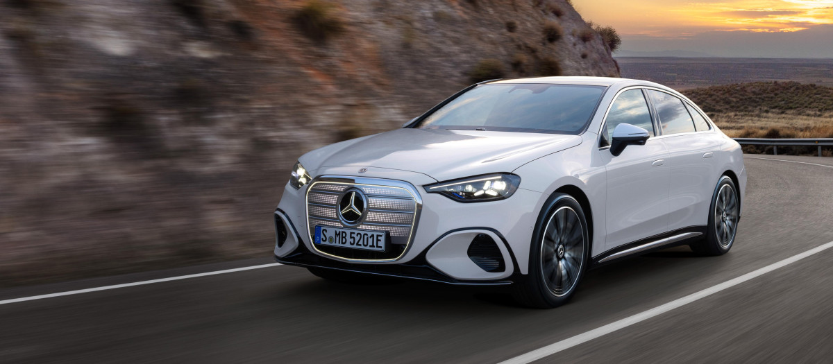 La calandra iluminada distingue a este modelo germano
 
Energieverbrauch kombiniert: 18,6-14,2 kWh/100 km | CO₂-Emissionen kombiniert: 0 g/km | CO₂-Klasse: A [1]
 
Exterieur: AMG Line; MANUFAKTUR opalithweiß metallic bright
 
 
[1] Die Angaben sind vorläufig. Es liegen bislang weder bestätigte Werte von einer amtlich anerkannten Prüforganisation noch eine EG-Typgenehmigung noch eine Konformitätsbescheinigung mit amtlichen Werten vor. Abweichungen zwischen den Angaben und den amtlichen Werten sind möglich.;Energieverbrauch kombiniert: 18,6-14,2 kWh/100 km | CO₂-Emissionen kombiniert: 0 g/km | CO₂-Klasse: A*

The all-new Mercedes-Benz C 400 4MATIC electric.
 
Energy consumption combined: 18,6-14,2 kWh/100 km | CO₂ emissions combined: 0 g/km | CO₂ class: A [1]
 
Exterior: AMG Line; MANUFAKTUR opalithe white bright
 
[1] The information is provisional. Neither confirmed values from an officially recognised testing organisation nor an EC type approval nor a certificate of conformity with official values are available to date. Deviations between the data and the official values are possible.;Energy consumption combined: 18,6-14,2 kWh/100 km | CO₂ emissions combined: 0 g/km | CO₂ class: A*
