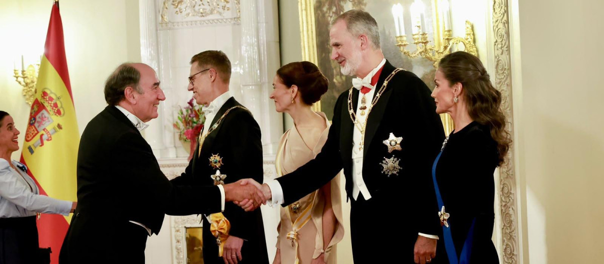 Ignacio Galán saluda a los Reyes y al presidente de Finlandia y a su esposa
