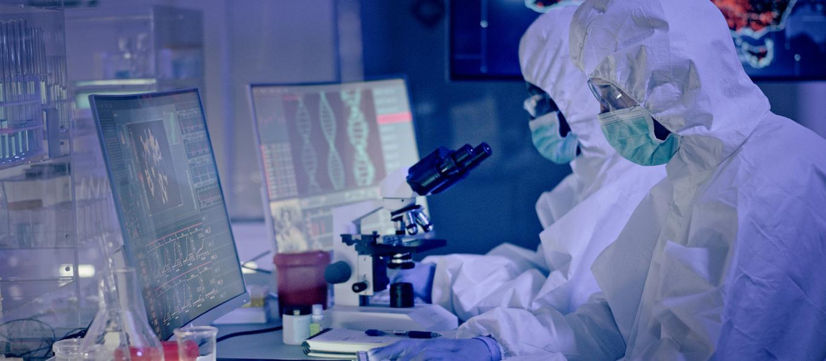 Científicos examinando muestras en un laboratorio