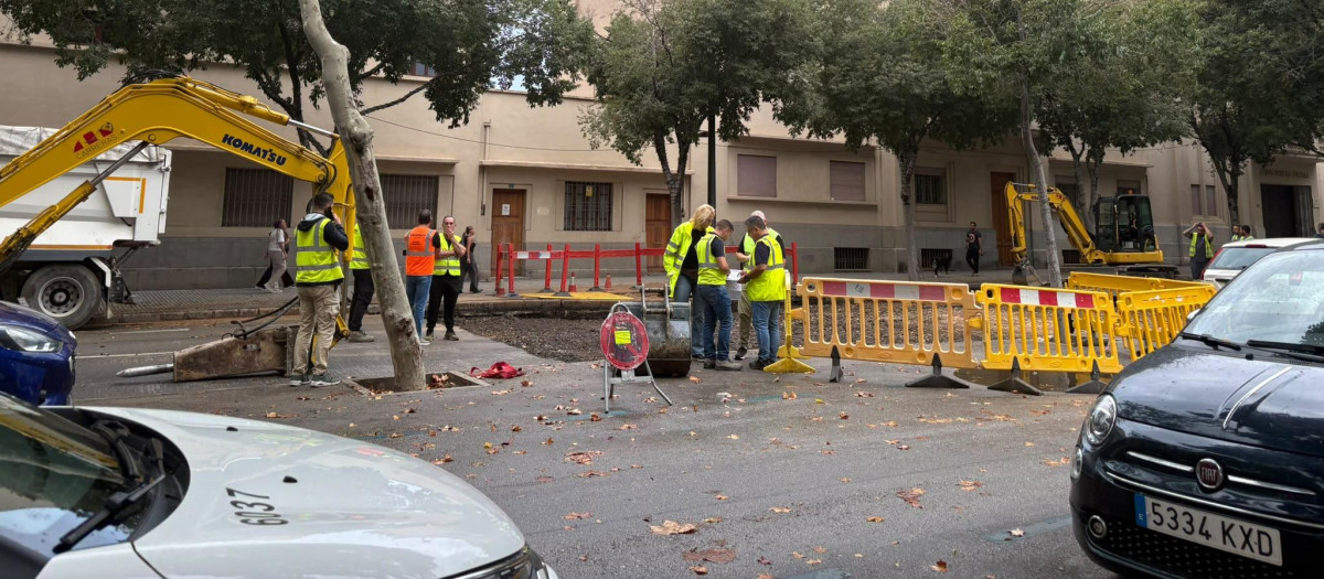 Imagen del enorme agujero aparecido en la calzada