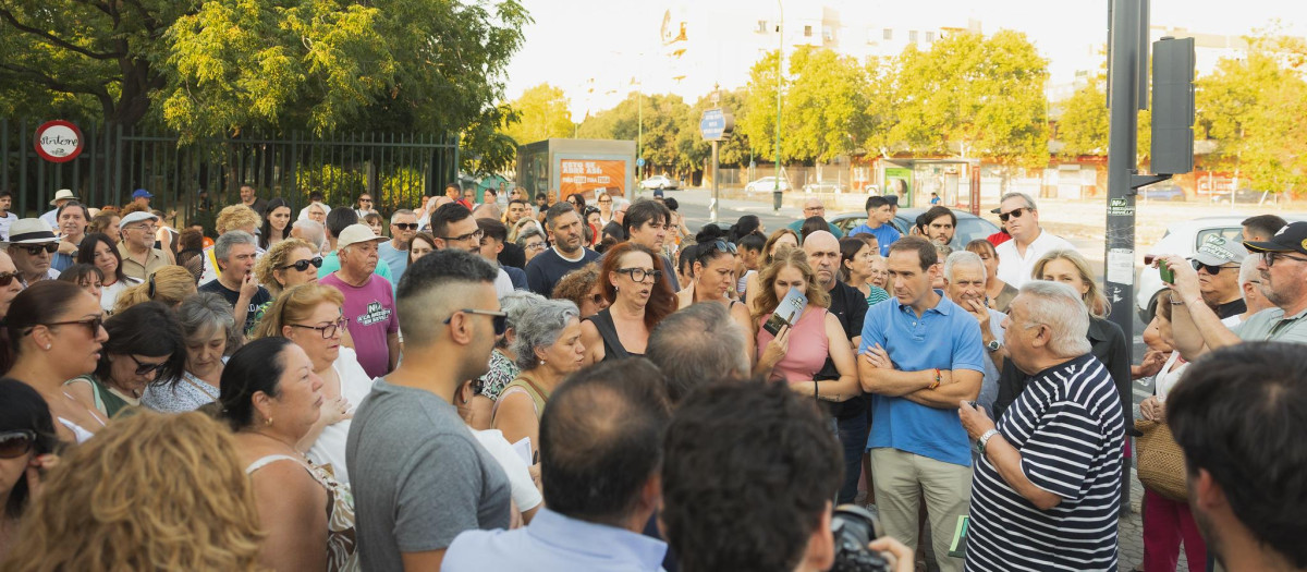 Concentración de protesta junto a la parcela donde se proyecta la gran mezquita de Sevilla