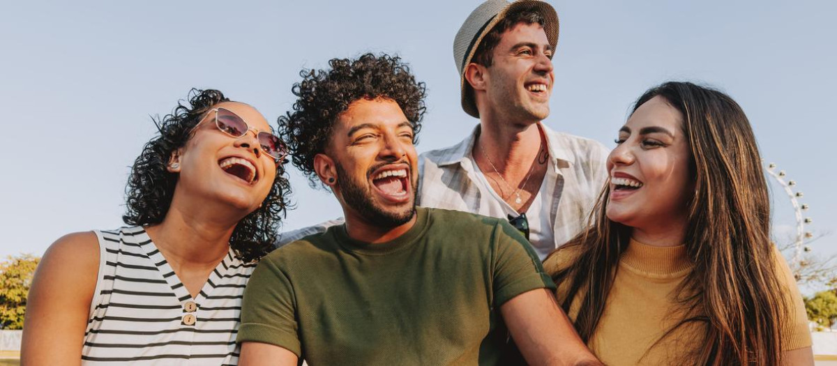 Un grupo de jóvenes riendo