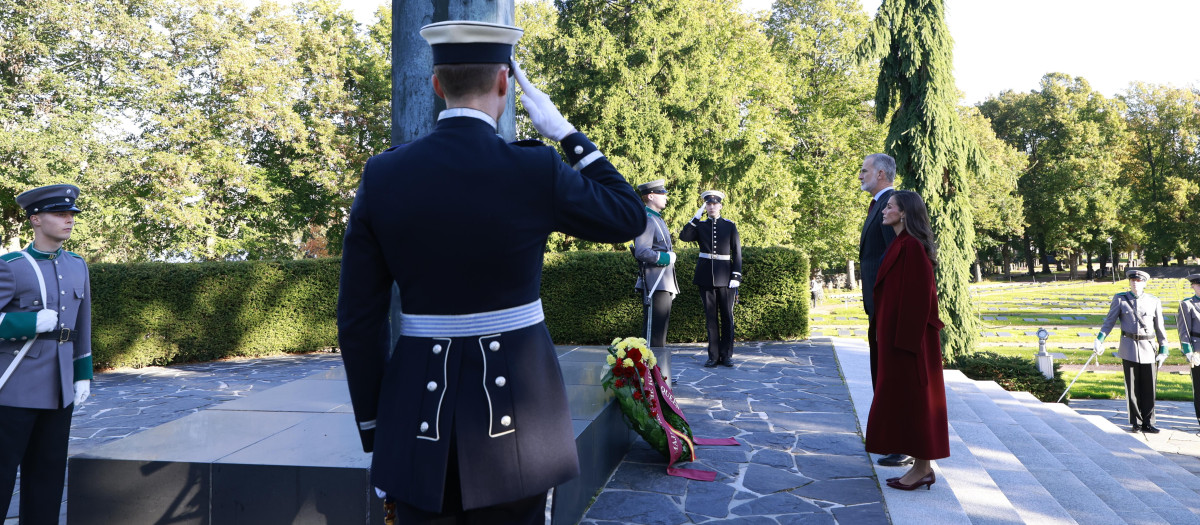Los Reyes, en la ofrenda floral ante los héroes de Finlandia