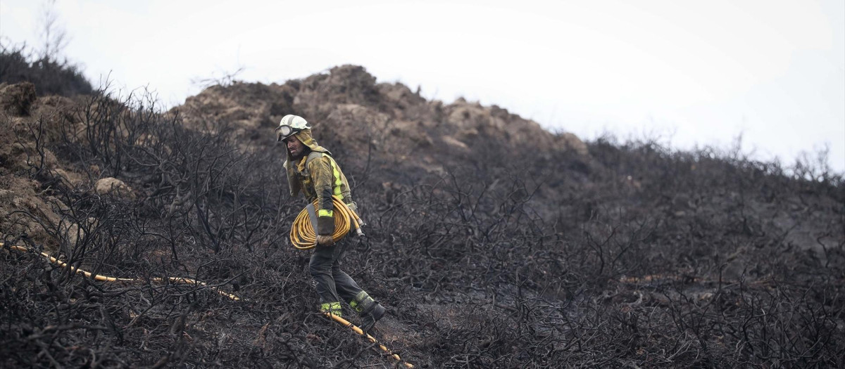 Un bombero trabaja en un incendio en Lugo