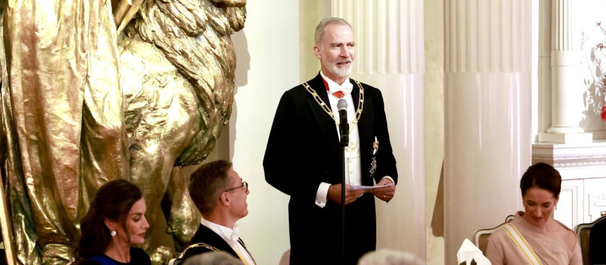 El Rey Felipe VI interviene durante la cena de gala, en el Palacio Presidencial, en el marco del viaje de su viaje de Estado a la República de Finlandia Helsinki y Rovaniemi, a 6 de octubre de 2026, en Helsinki (Finlandia).

Casa de S.M. el Rey
06/10/2026