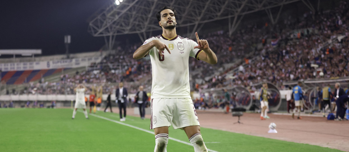 Mikel Merino celebra uno de sus dos goles ante Croacia en Split