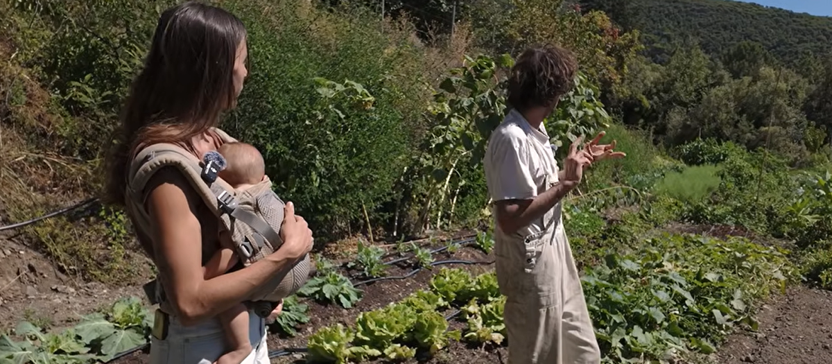 Paula y Álex muestran la finca en la que viven