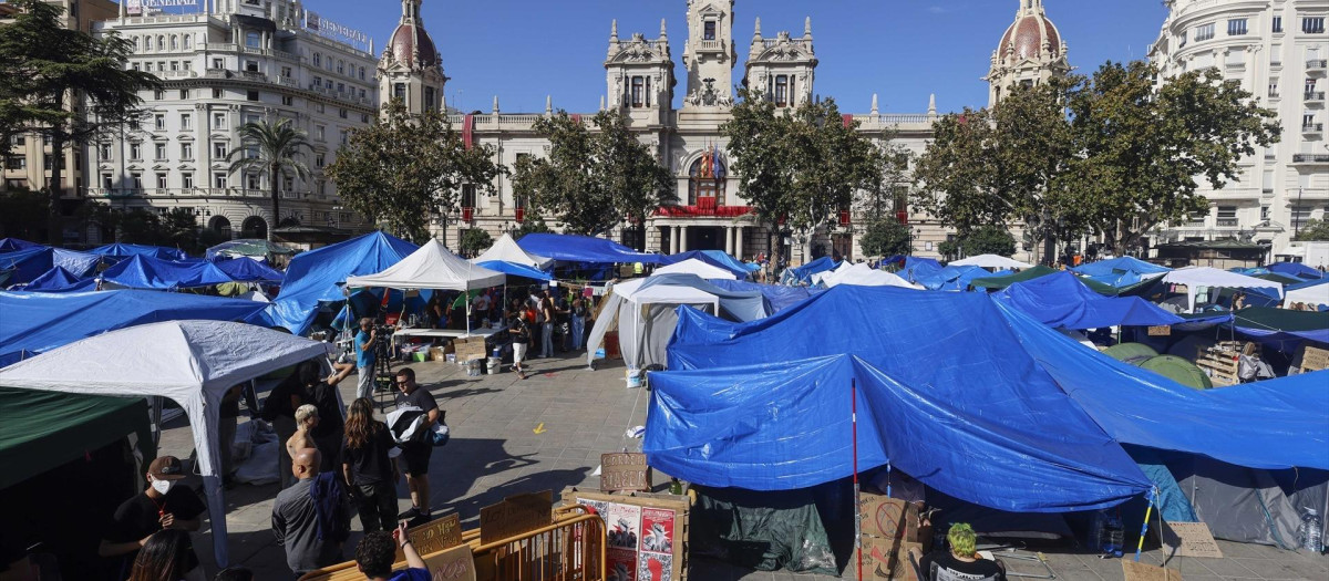 Imagen tomada este miércoles de la acampada en la plaza del Ayuntamiento de Valencia