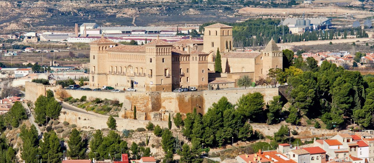Vista del monumental castillo-convento de Alcañiz (Teruel)
