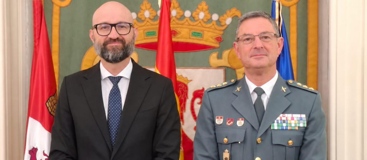 El coronel jefe de la Guardia Civil de León, Julio Andrés Gutiérrez, a la derecha