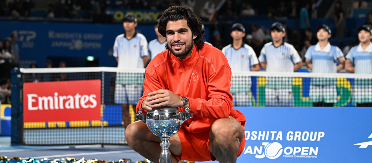 Carlos Alcaraz posa con el título del ATP 500 de Tokio