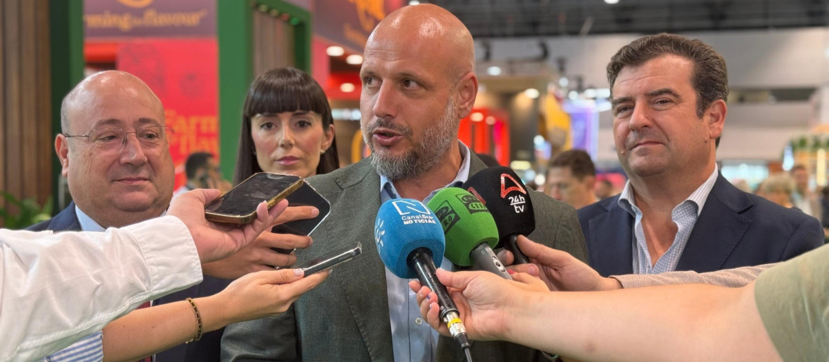 Rodrigo Alonso, portavoz adjunto de Vox en el Parlamento de Andalucía y portavoz nacional de Trabajo y Campo, da declaraciones en Fruit Attraction