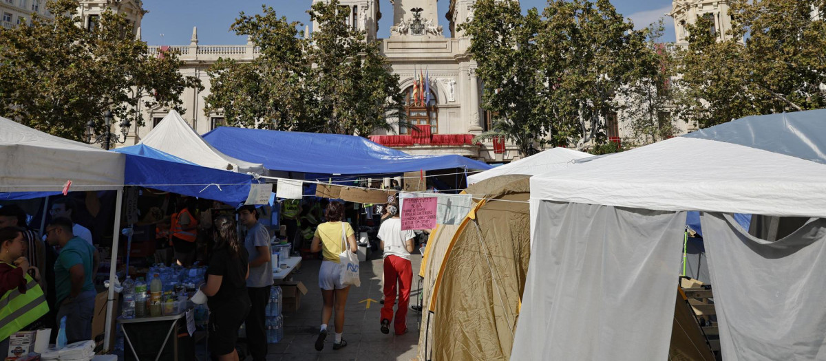Imagen tomada este miércoles de la acampada en la plaza del Ayuntamiento de Valencia
