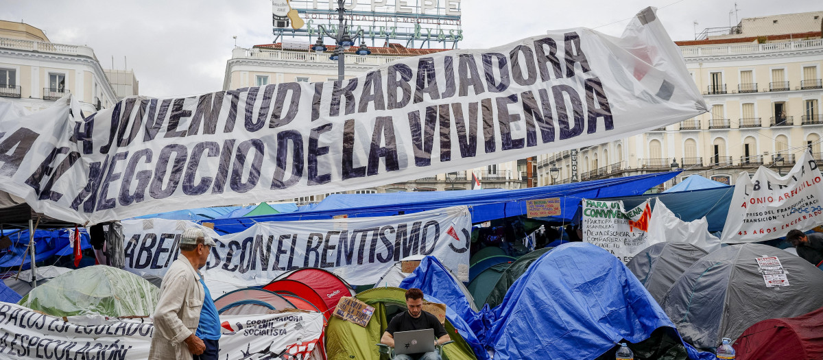 Acampada por la vivienda en la Puerta del Sol