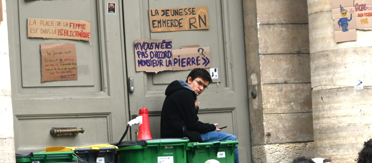 Grupos de jóvenes bloquean la entrada al Liceo Condorcet de París