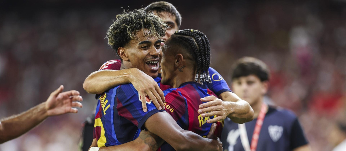 Lamine Yamal y Raphinha Dias celebran un gol en el Sánchez-Pizjuán