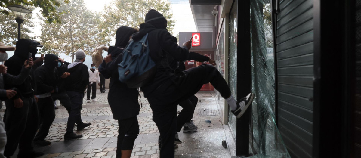 Jóvenes atacan un comercio en las protestas de Lieja (Bélgica)