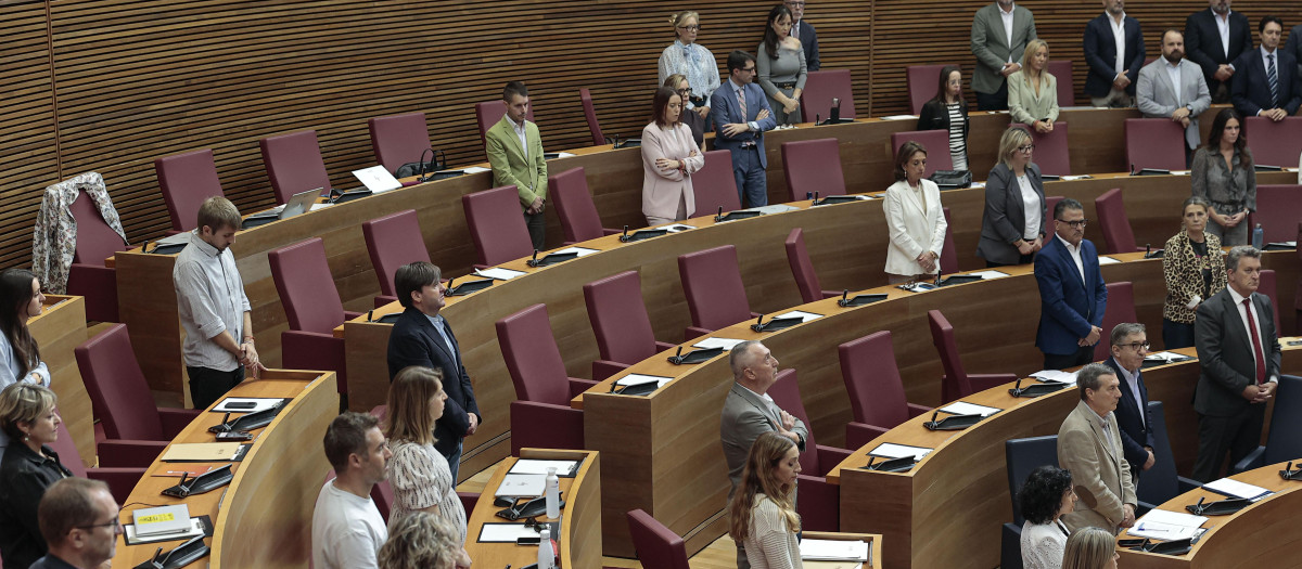 Imagen de los escaños de los diputados de Vox vacíos durante el minuto de silencio por Maricarmen en las Cortes Valencianas.